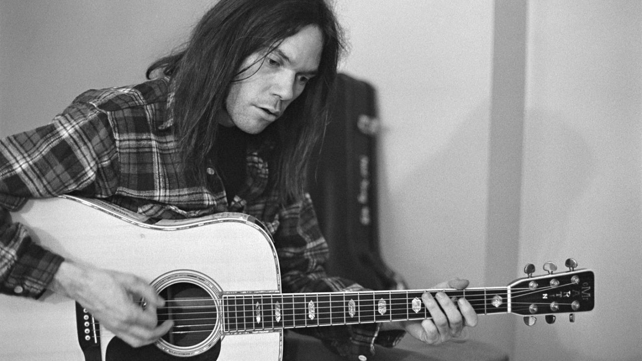 Neil Young, imagini pornografice si glume indecente pe Twitter